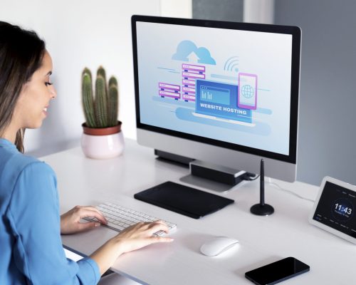 concept-hebergement-site-web-femme-travaillant-ordinateur materiel-informatique-pour-entreprise-charleroi