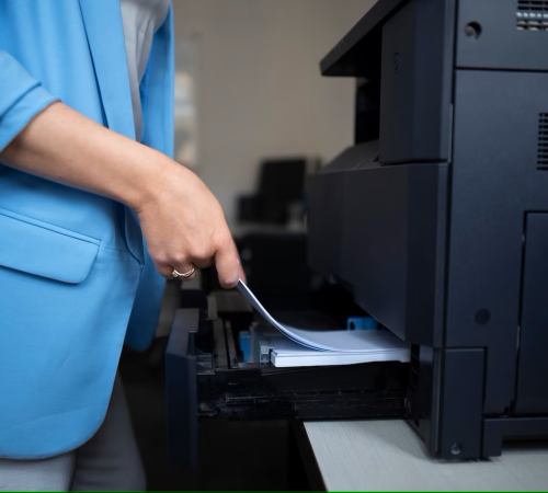 femme-travaillant-au-bureau-utilisant-imprimante_23-2149456978 matériel-informatique-entreprise