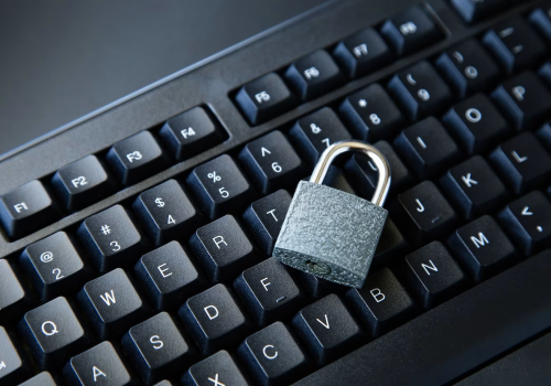 prise-vue-grand-angle-verrou-clavier-ordinateur-noir-surface-noire_181624-10249 securite-informatique-entreprise